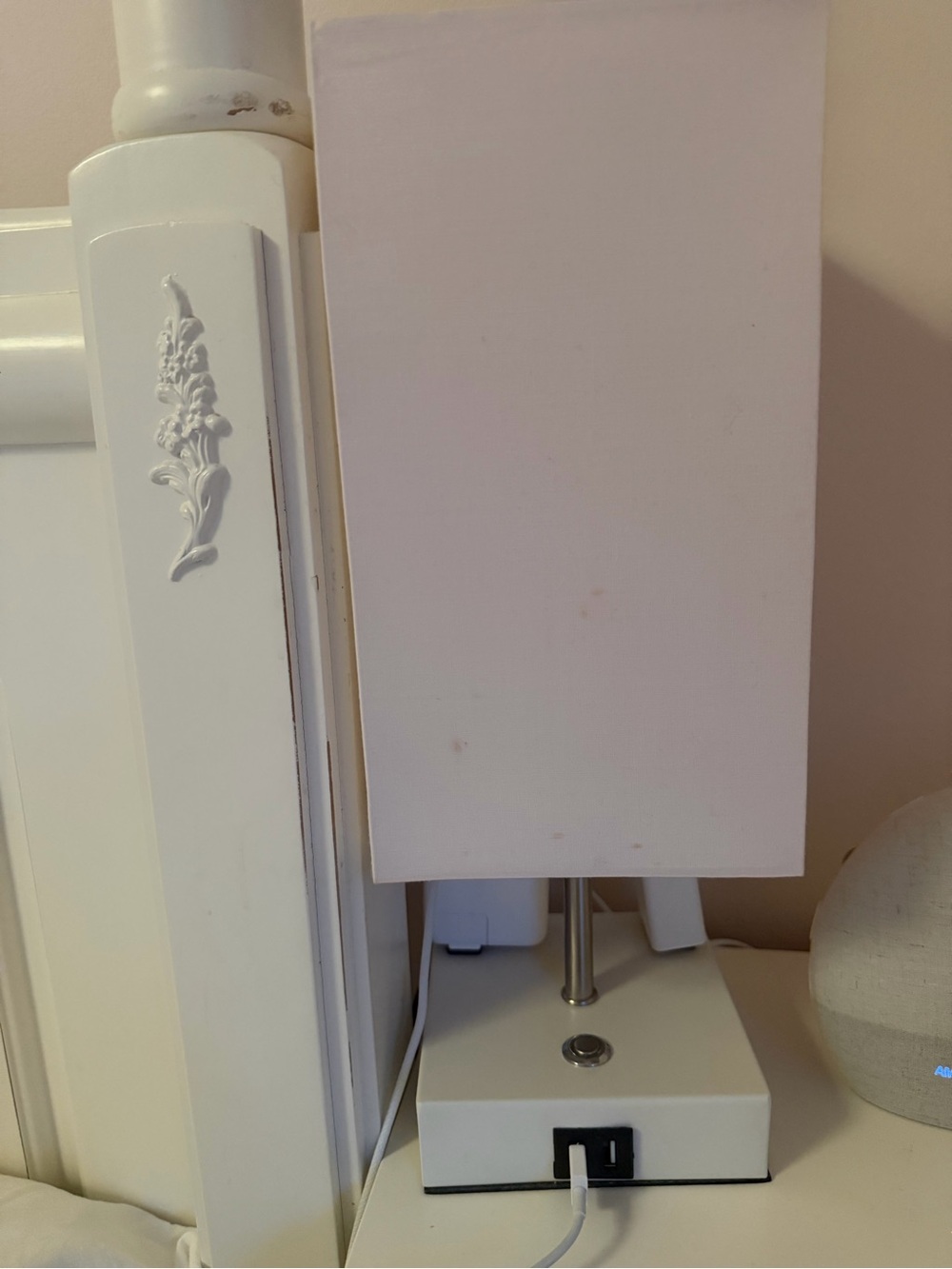 Pink bedside lamp with four outlets and 3 dimmable settings